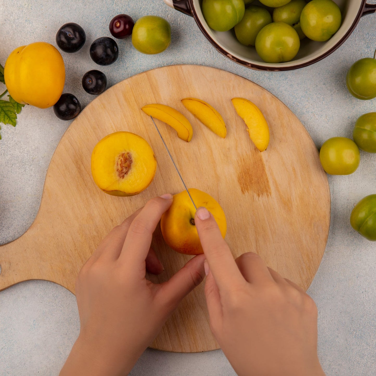 Stainless steel kitchen knife with cover, ideal for fruits and vegetables