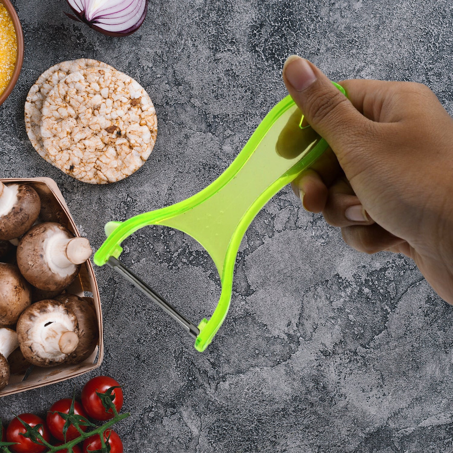 Universal peeler with stainless steel blade, ideal for professional and home kitchens.