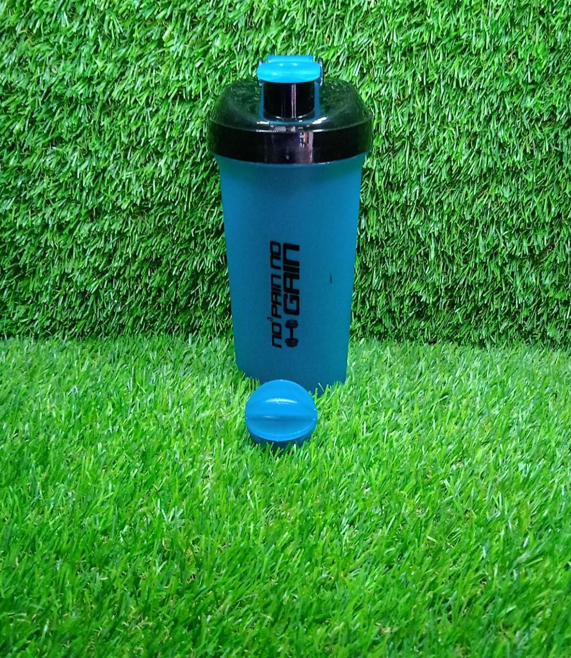 Shaker bottle with 3 compartments for protein powder